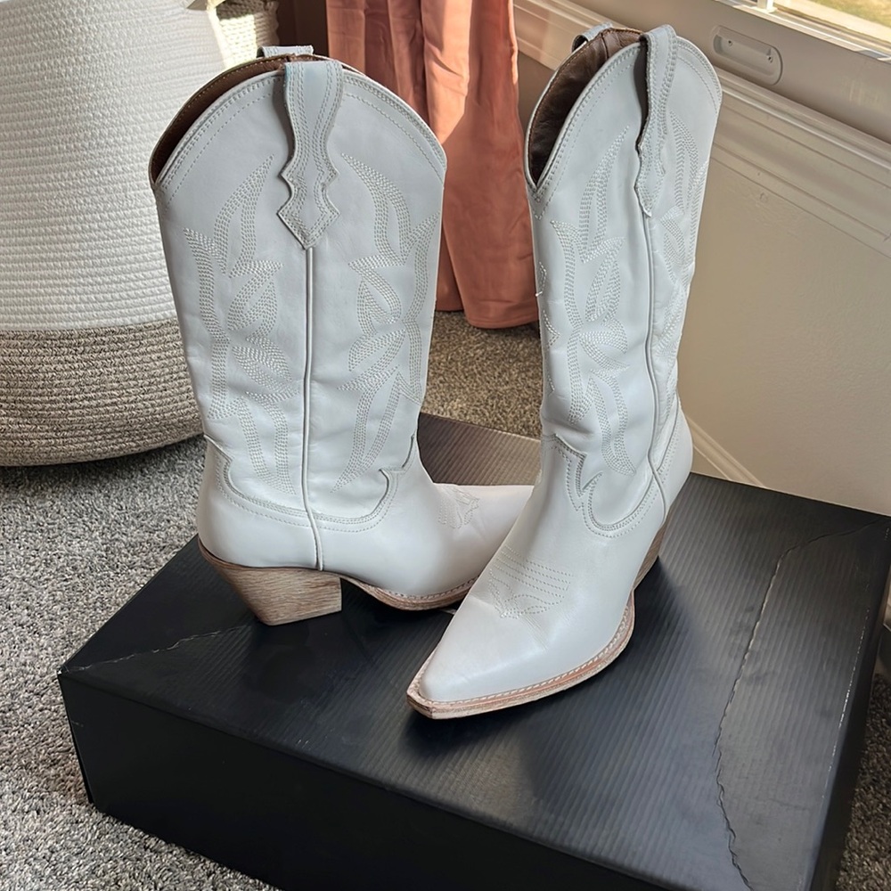 Thursday Boot co. White rodeo boots